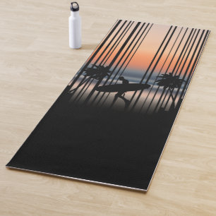 Tapis De Yoga Surfer Marchant Sur La Plage Au Coucher Du Soleil 