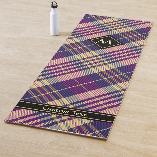 Tapis De Yoga Tartan mauve, or et bleu (En situation)