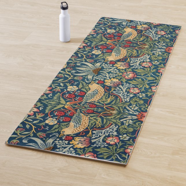 Tapis De Yoga Thief de fraises par William Morris (En situation)