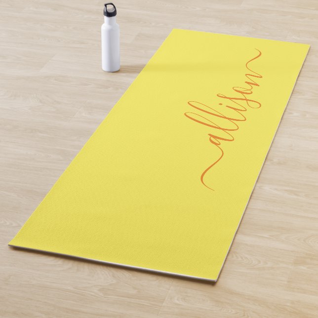 Tapis De Yoga Typographie Jaune Nom Minimaliste Yoga Mats (En situation)