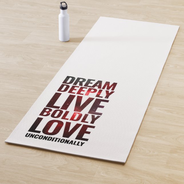 Tapis De Yoga Un Rêve Inspirationnel Vivant Profondément Avec au (En situation)