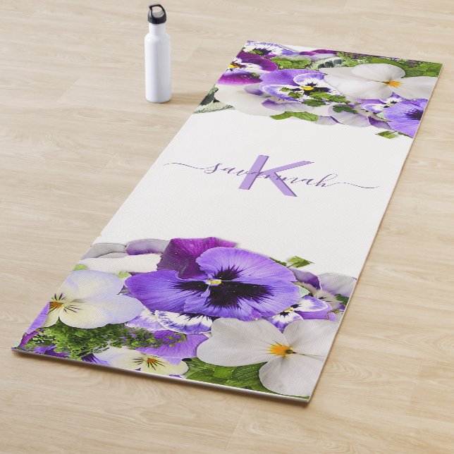 Tapis De Yoga Violet violet floraux blanc monogramme nom script (En situation)