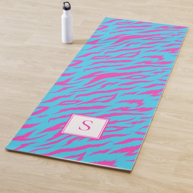 Tapis De Yoga Zebra Stripes bleu violet Monogramme personnalisé (En situation)