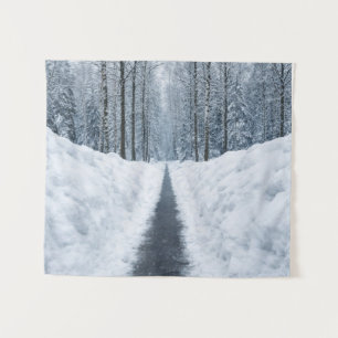 Tapisserie de forêt hivernale brumeuse