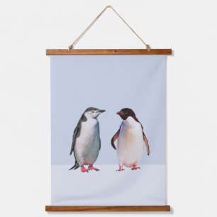 Tapisserie Suspendue Beau couple de pingouins sur la fenêtre claire ble