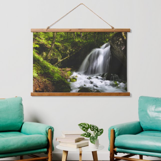 Tapisserie Suspendue Cascade magique dans une forêt verdoyante enchante (Salon)