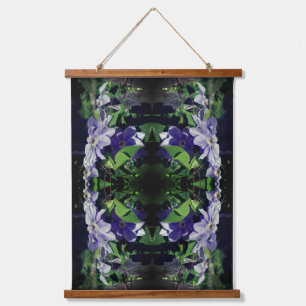 Tapisserie Suspendue Clematis Violet Sur La Clôture Dans Le Soleil Abst