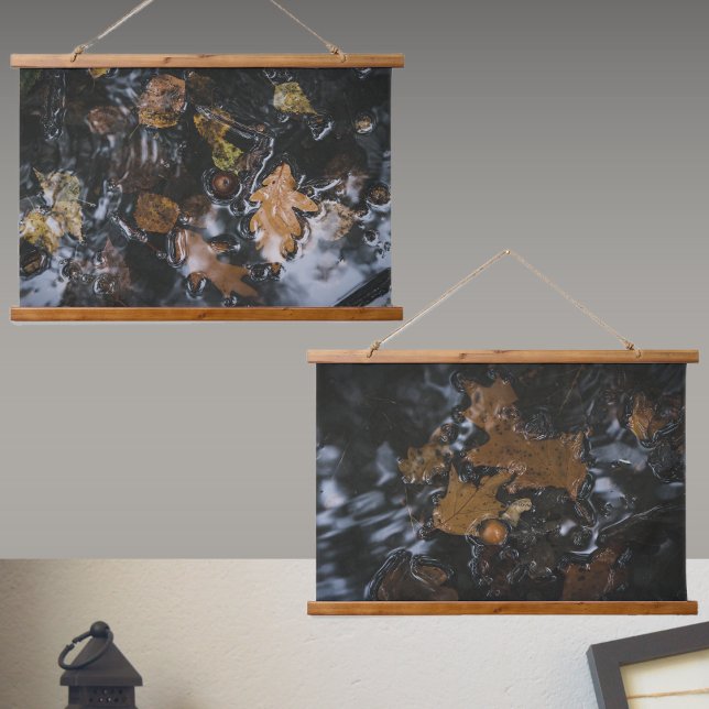 Tapisserie Suspendue Feuilles de chêne et glands dans les eaux sombres (Créateur téléchargé)