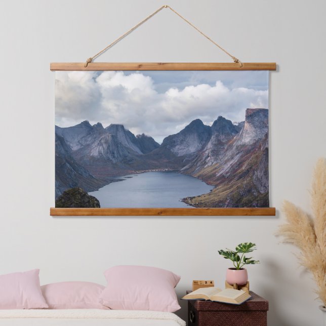 Tapisserie Suspendue Fjord Reflections – Majestic Mountain Calm (Chambre à coucher)
