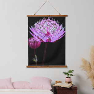 Tapisserie Suspendue Fleur d'Astrantia rose sur fond floral noir