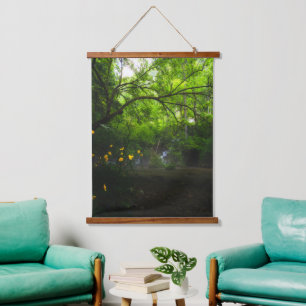 Tapisserie Suspendue Forêt magique avec fleurs jaunes et cascade