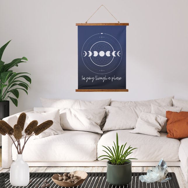Tapisserie Suspendue Je traverse une phase de lune (Moon phase hanging canvas with the words I'm Going Through a Phase.)