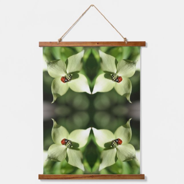 Tapisserie Suspendue Ladybug Sur Fleur De Dogwood Blanc Abstrait (Recto)