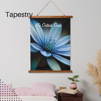 Tapisserie Suspendue My Outside Oasis", Fleur bleue sur Arrière - plan 