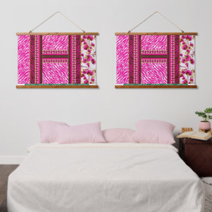 Tapisserie Suspendue papier peint rose et blanc avec croix dessus