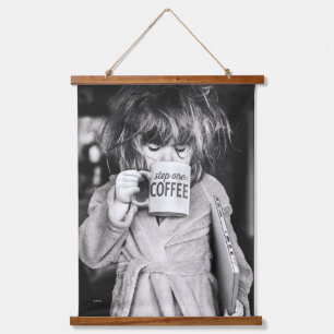 Tapisserie Suspendue Petite fille boit du café