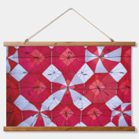 Plafond à parapluie ouvert rouge et blanc