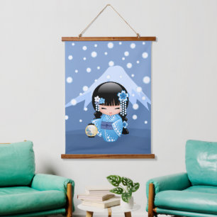 Tapisserie Suspendue Poupée Kokeshi d'hiver - Geisha de la montagne ble
