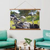 Sac de clubs de golf, accroché au mur