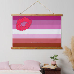 Tapisserie Suspendue SlipperyJoe rouge à lèvres drapeau de la fierté le