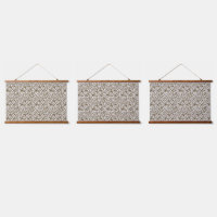 Un tapis marron avec motif géométrique est partiel