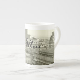 Tara un peu sur la tasse de porcelaine tendre,
