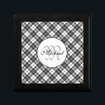 Tartan pattern Christmas Schwarz-weiß Monogram Erinnerungskiste<br><div class="desc">Monogram Personalize mit Ihrem benutzerdefinierten Initial und Namen. Weihnachten Weihnachten Weihnachten Weihnachten Weihnachten Schwarz-weiße elegante Linien geometrische coole Spaß klassische Eleganz Weihnachten,  Tartan,  Muster,  Feiertage,  Weihnachten,  Schwarz-Weiß,  elegant,  Linien,  geometrisch,  cool,  lustig,  klassisch,  elegant</div>