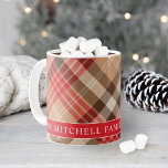 Tartan Red Tan Kariert Custom Family Monogram Kaffeetasse<br><div class="desc">Personalisieren Sie diesen festlichen Weihnachtskaffee oder heiße Kakao-Tasse mit Ihrem Familiennamen und Datum festgelegt (das verheiratete Jahr oder das erste Kind war geboren) oder anderen benutzerdefinierten Text. Das Design zeichnet sich durch ein festliches und stilvolles rotes,  bräunliches,  beige und braunes kariertes Muster aus.</div>