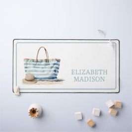 Tasche am Strand zwischen blau und weiß Streifen Schreibtischunterlage