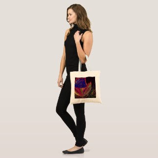 Tasche mit Blumen, die einen Hut trägt