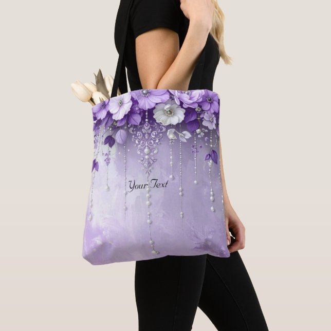 Tasche mit lila Blumen und baumelnden Perlen (Von Nahem)