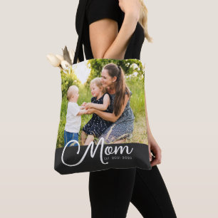 Tasche mit schwarzem Schriftzug 'Mom Established'