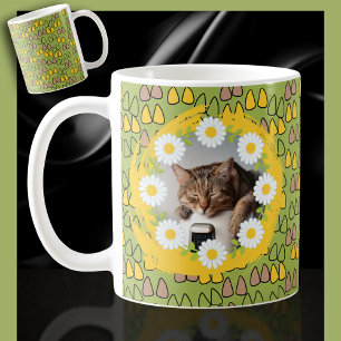 Täsche und Katzenohren auf einem grünen Kaffeekats Kaffeetasse