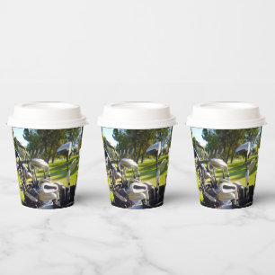 Tasche voll mit Golfklubs, Papier-Party-Cups Pappbecher