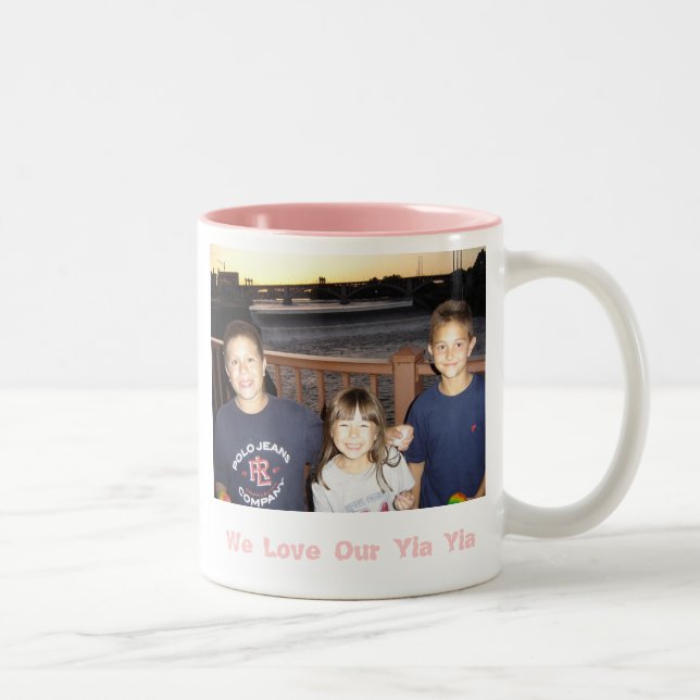 Tasse 2 Couleurs 131, nous aimons notre Yia Yia (Droit)