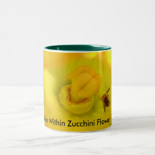 Tasse 2 Couleurs Abeille dans la fleur de courgette