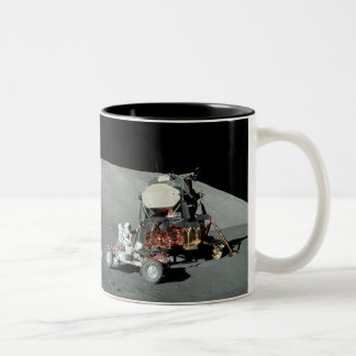 Tasse 2 Couleurs Apollo 17 - L'alunissage équipé par finale