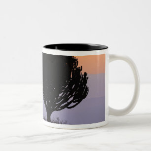 Tasse 2 Couleurs Arbre candélabre en silhouette au lever du soleil,