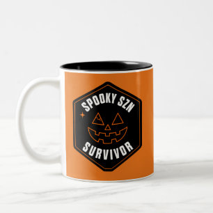 Tasse 2 Couleurs Badge de survivant de la saison effrayante rétro H