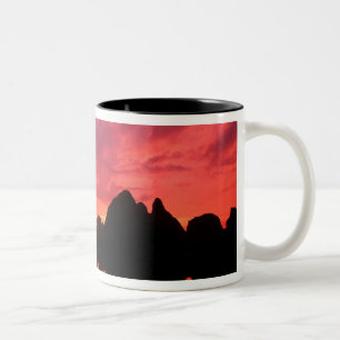 Tasse 2 Couleurs Belle couleur au coucher du soleil sur des montagn