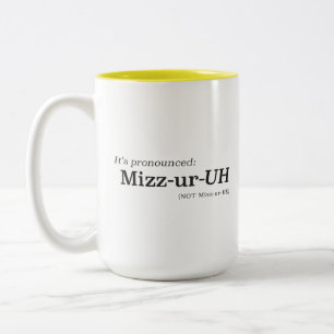 Tasse 2 Couleurs C’est prononcé Mizz-ur-UH {PAS Mizz-ur-EE}