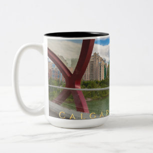 Tasse 2 Couleurs Calgary Cityscape par Peace Bridge