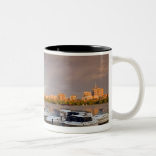 Tasse 2 Couleurs Canotage sur le Charles River au crépuscule