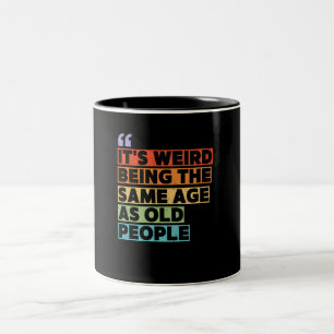 Tasse 2 Couleurs C'est bizarre d'être le même âge que les personnes