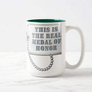 Tasse 2 Couleurs C'est la VRAIE médaille d'honneur