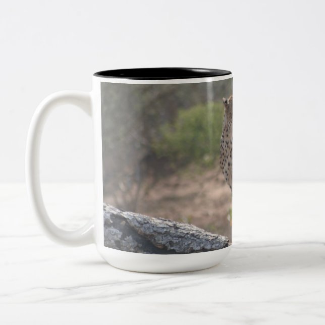 Tasse 2 Couleurs Cheetah assis sur un arbre tombé dans la nature (Gauche)
