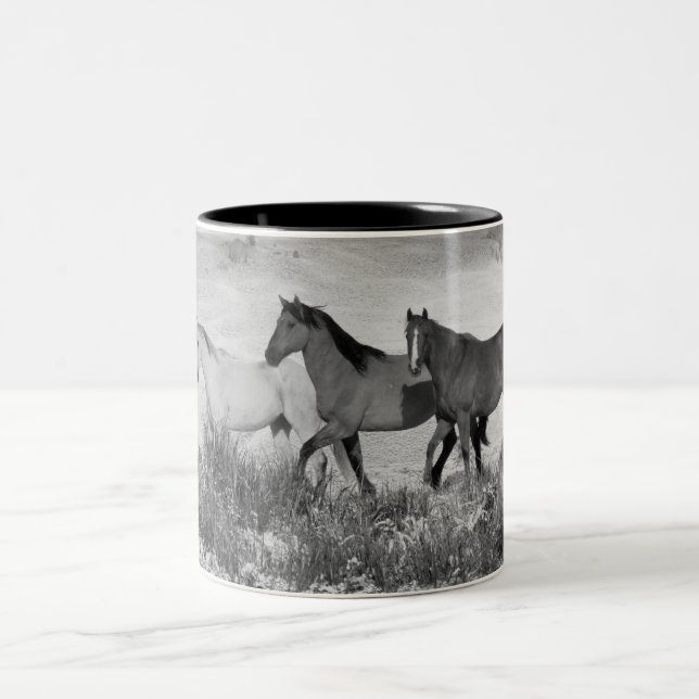 Tasse 2 Couleurs Chevaux dans la neige - noire et blanche (Centre)