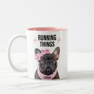 Tasse 2 Couleurs Chien-taureaux français en train de courir des cho