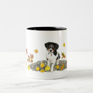 Tasse 2 Couleurs Chiot dans les feuilles d'automne