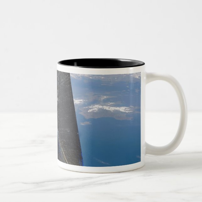 Tasse 2 Couleurs Concept artistique de NanoSail-D dans l'espace (Droit)
